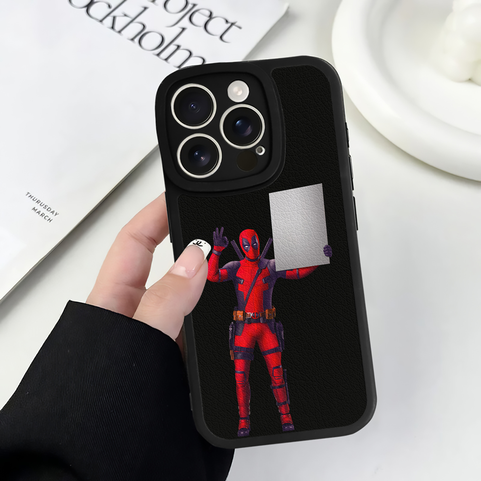 （画像用） Deadpool デッドプール 【iPhone 16シリーズ対応】シリコンスマホケース（レザー調） 材質：シリコン